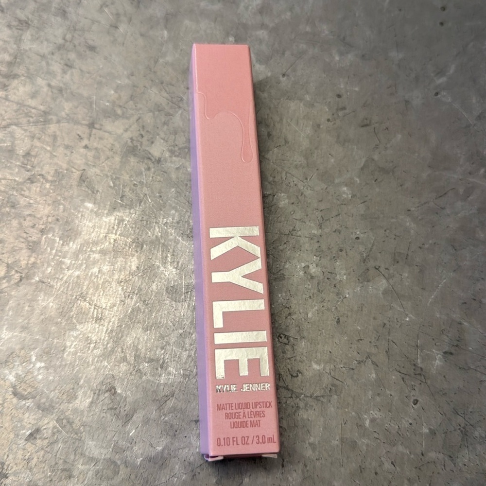 Kylie Jenner, Matt liquid lipstick another day another nude Matt